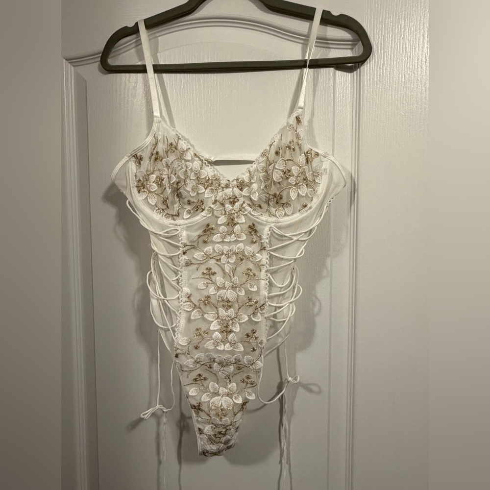 Chic White Floral Lace Chemise